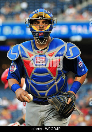 Chicago Cubs catcher Geovany Soto kommt aus dem Gebiet zwischen Innings gegen die Washington Nationals an den Angehörigen Park in Washington am 5. Juli 2011. UPI/Kevin Dietsch Stockfoto