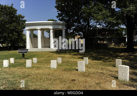 Schlachtfeld National Cemetery in Washington, DC gesehen, am 9. Juli 2011. 40 drei Soldaten, die am 11. Juli und 12, 1864 starb, während einer Schlacht am Fort Stevens in der Nähe während des Bürgerkriegs sind hier erinnert. Verbündete Soldaten skirmished mit Union Truppen vor zurück gefahren wird. Präsident Abraham Lincoln kam zu dem fort die Schlacht von der Brüstung zu beobachten und wurde der einzige sitzenden Präsidenten unter direkter Gegner im Krieg Zeit zu kommen. UPI/Roger L. Wollenberg Stockfoto