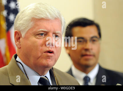 John Larson, D-CT (L) und Rep. Xavier Becerra, D-CA der Debatte über die Anhebung der Neuverschuldung begrenzen nach einem Treffen auf dem Capitol Hill in Washington, DC, am 12. Juli 2011 diskutieren. Demokraten und Republikaner stehen vor über Steuererhöhungen und Ausgabenkürzungen als August 2 default Frist droht. UPI/Roger L. Wollenberg Stockfoto