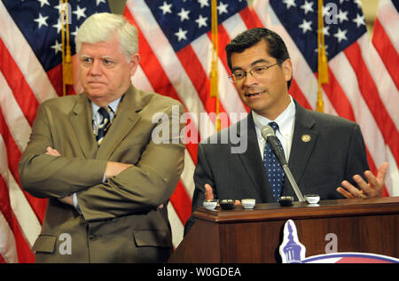 John Larson, D-CT (L) und Rep. Xavier Becerra, D-CA der Debatte über die Anhebung der Neuverschuldung begrenzen nach einem Treffen auf dem Capitol Hill in Washington, DC, am 12. Juli 2011 diskutieren. Demokraten und Republikaner stehen vor über Steuererhöhungen und Ausgabenkürzungen als August 2 default Frist droht. UPI/Roger L. Wollenberg Stockfoto