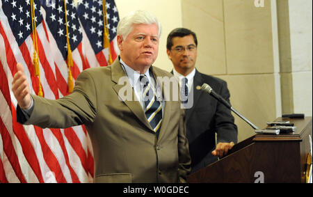 John Larson, D-CT (L) und Rep. Xavier Becerra, D-CA der Debatte über die Anhebung der Neuverschuldung begrenzen nach einem Treffen auf dem Capitol Hill in Washington, DC, am 12. Juli 2011 diskutieren. Demokraten und Republikaner stehen vor über Steuererhöhungen und Ausgabenkürzungen als August 2 default Frist droht. UPI/Roger L. Wollenberg Stockfoto