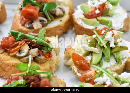 Sauber, gesund naschen Avocado, Tomate, Pilz und Feigen bereit, mit Kräuter, Blätter und ein kleines Stück Baguette serviert werden. Ideal bite Stockfoto