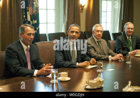 Us-Präsident Barack Obama trifft sich mit Kongressmitglieder, wie sie Haushaltsverhandlungen im Weißen Haus in Washington am 14. Juli 2011 fortsetzen. Präsident Obama wurde durch Sprecher des Repräsentantenhauses John Boehner (R-OH) (L), der Mehrheitsführer im Senat, Harry Reid (D-NV) und Senat Minderheit Führer Mitch McConnell (R-KY). UPI/Kevin Dietsch Stockfoto