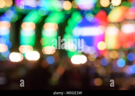 Abstrakte Mehrfarbige Licht Hintergrund mit Defokussierten bokeh Licht. Die Bühne der Unterhaltung zeigen. Stockfoto