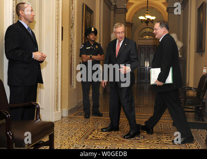 Mehrheitsführer im Senat, Harry Reid (D-NV), (L) und Senator Mark Pryor (D-AR) Der Senat, zum Abschluss der Aussprache bei dem US Capitol, 30. Juli 2011 verlassen, auf dem Capitol Hill in Washington, DC. Eine drohende Post - 24.00 Uhr Abstimmung über die Schuldenbremse wurde vertagt und für Juli 31 resheduled als Sackgasse zwischen den Republikanern kontrollierte Haus und der demokratisch-kontrollierten Senat durch das Wochenende fortgesetzt und eine drohende Frist 2. August für eine Vereinbarung einer möglicherweise katastrophalen Verzug durch die US-Regierung zu verhindern. UPI Foto/Mike Theiler Stockfoto