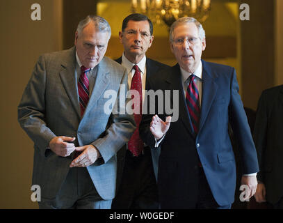 Senat Minderheit Führer Mitch McConnell (R-KY) (R), Senat Minderheit Peitsche Jon Kyl (R-AZ) und Sen. John barrasso (R-WY) vom Senat Kammern auf Senator Reid's Debt plan auf dem Capitol Hill in Washington, D.C. am 31. Juli 2011 zu stimmen. UPI/Kevin Dietsch Stockfoto