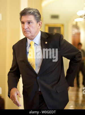 Senator Joe Manchin (R-WZ) Spaziergänge auf den Senat Kammern auf Senator Reid's Debt plan auf dem Capitol Hill in Washington, D.C. am 31. Juli 2011 zu stimmen. UPI/Kevin Dietsch Stockfoto