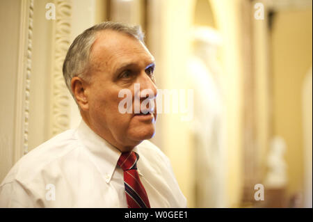 Senator Jon Kyl (R-AZ) spricht mit Reportern nach der Abstimmung über Senator Reid's Debt plan auf dem Capitol Hill in Washington, D.C. am 31. Juli 2011. Der Senat blockiert ReidÕs Schuldenbremse Plan 246 bis 173. UPI/Kevin Dietsch Stockfoto