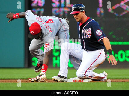 Rick Washington Nationals" ankiel Folien sicher in der zweiten wie Cincinnati Reds' zweite Basisspieler Brandon Phillips die Kugel im ersten Inning an den Angehörigen Park in Washington am 16. August 2011 vermisst. UPI/Kevin Dietsch Stockfoto