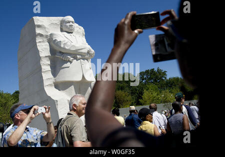 Die Besucher der neu eröffnete Martin Luther King Jr. Memorial Fotos vor einer Statue von König, August 22, 2011 in Washington, DC. Die Gedenkstätte verfügt über einen 30 m hohen Statue des civil rights Leader und liegt in der Nähe der Tidal Basin auf der Washington Mall. Die offizielle Eröffnung Widmung wird am Sonntag, 28. August 2011, der 48. Jahrestag der "Ich habe einen Traum' Rede. UPI/Kevin Dietsch Stockfoto