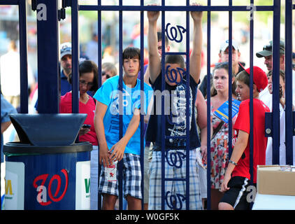 Baseball Fans warten draußen Nationals Park, nachdem die Mannschaft die Öffnung für eine Sicherheitsprüfung nach einem Erdbeben der Stärke 5.8, dass die Washington, D.C. Region erschütterte, am 23. August 2011 verzögert. Das Erdbeben, das ein Epizentrum in Mineral, Virginia hatte, war so weit nördlich wie Rhode-Island fühlte. UPI/Kevin Dietsch Stockfoto