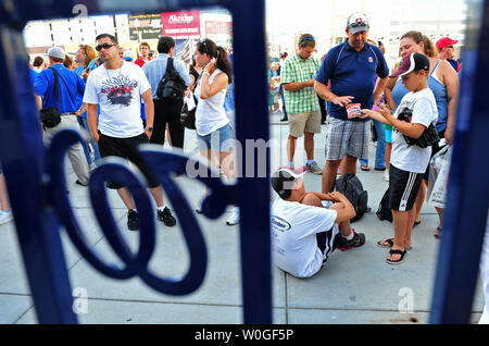 Baseball Fans warten draußen Nationals Park, nachdem die Mannschaft die Öffnung für eine Sicherheitsprüfung nach einem Erdbeben der Stärke 5.8, dass die Washington, D.C. Region erschütterte, am 23. August 2011 verzögert. Das Erdbeben, das ein Epizentrum in Mineral, Virginia hatte, war so weit nördlich wie Rhode-Island fühlte. UPI/Kevin Dietsch Stockfoto