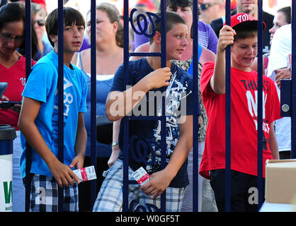 Baseball Fans warten draußen Nationals Park, nachdem die Mannschaft die Öffnung für eine Sicherheitsprüfung nach einem Erdbeben der Stärke 5.8, dass die Washington, D.C. Region erschütterte, am 23. August 2011 verzögert. Das Erdbeben, das ein Epizentrum in Mineral, Virginia hatte, war so weit nördlich wie Rhode-Island fühlte. UPI/Kevin Dietsch Stockfoto