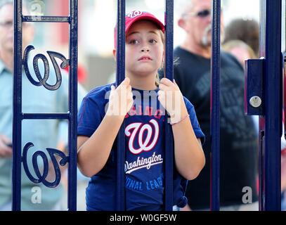 Eine junge Naitonals 'Fan wartet draußen Nationals Park, nachdem die Mannschaft die Öffnung für eine Sicherheitsprüfung nach einem Erdbeben der Stärke 5.8, dass die Washington, D.C. Region erschütterte, am 23. August 2011 verzögert. Das Erdbeben, das ein Epizentrum in Mineral, Virginia hatte, war so weit nördlich wie Rhode-Island fühlte. UPI/Kevin Dietsch Stockfoto