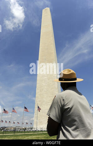 National Park Service Ranger steht in der Nähe des Washington Monument für die Öffentlichkeit geschlossen bleibt nach einem Erdbeben der Stärke 5,9 in Virginia Risse in der Nähe der Oberseite der Denkmal in Washington, DC, August 24, 2011. UPI/Roger L. Wollenberg Stockfoto