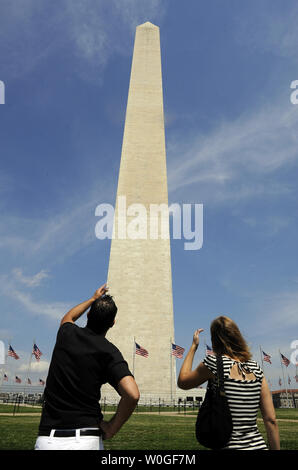 Besucher Blick auf das Washington Monument, das nach einem Erdbeben der Stärke 5,9 in Virginia für die Öffentlichkeit geschlossen bleibt verursacht Risse in der Nähe der Oberseite der Denkmal in Washington, DC, am 24. August 2011. UPI/Roger L. Wollenberg Stockfoto