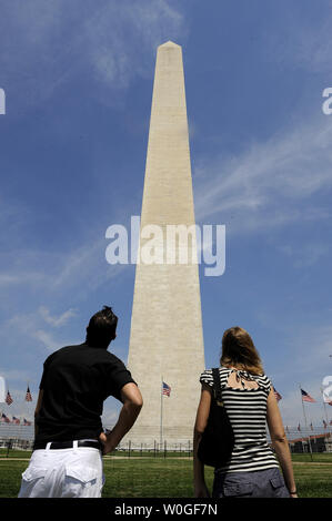 Besucher Blick auf das Washington Monument, das nach einem Erdbeben der Stärke 5,9 in Virginia für die Öffentlichkeit geschlossen bleibt verursacht Risse in der Nähe der Oberseite der Denkmal in Washington, DC, am 24. August 2011. UPI/Roger L. Wollenberg Stockfoto