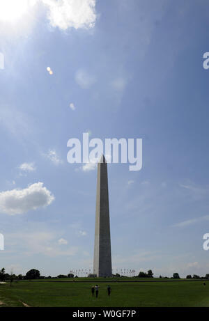 Die Besucher gehen auf das Washington Monument, das nach einem Erdbeben der Stärke 5,9 in Virginia für die Öffentlichkeit geschlossen bleibt verursacht Risse in der Nähe der Oberseite der Denkmal in Washington, DC, am 24. August 2011. UPI/Roger L. Wollenberg Stockfoto