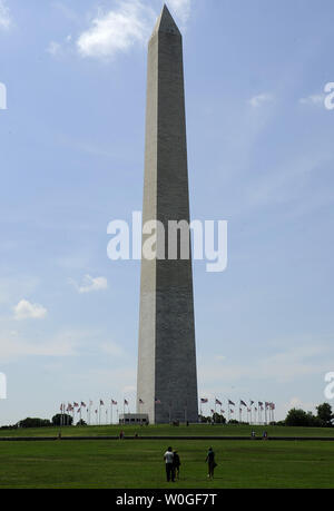 Die Besucher gehen auf das Washington Monument, das nach einem Erdbeben der Stärke 5,9 in Virginia für die Öffentlichkeit geschlossen bleibt verursacht Risse in der Nähe der Oberseite der Denkmal in Washington, DC, am 24. August 2011. UPI/Roger L. Wollenberg Stockfoto