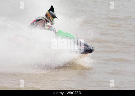 Unbekannter Jet Ski Racer an Jet Ski pro Tour #3, Udonthani, Thailand - 25. Mai 2019: Junger Mann professionelle Jet Ski Fahrer führt viele Tricks auf Th Stockfoto