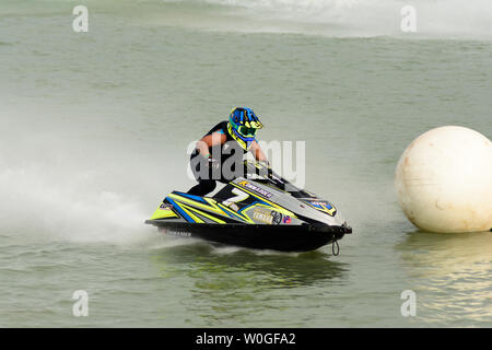 Unbekannter Jet Ski Racer an Jet Ski pro Tour #3, Udonthani, Thailand - 25. Mai 2019: Junger Mann professionelle Jet Ski Fahrer führt viele Tricks auf Th Stockfoto