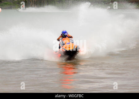 Unbekannter Jet Ski Racer an Jet Ski pro Tour #3, Udonthani, Thailand - 25. Mai 2019: Junger Mann professionelle Jet Ski Fahrer führt viele Tricks auf Th Stockfoto