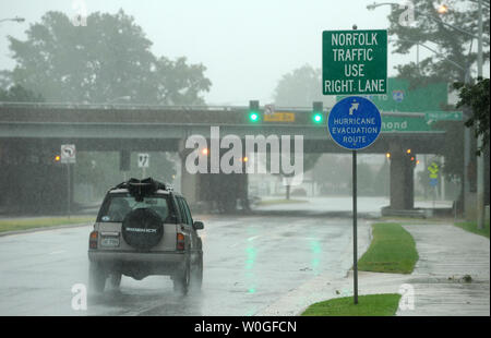 Fährt ein Auto ein Hurrikan Fluchtweg Anmelden heavy rain als Hurrikan Irene beginnt Virginia Beach am 27. August 2011 zu zerschlagen. UPI/Roger L. Wollenberg Stockfoto