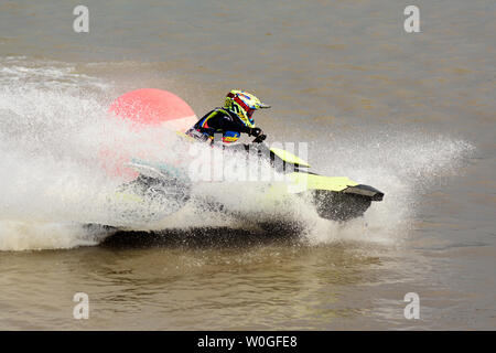 Unbekannter Jet Ski Racer an Jet Ski pro Tour #3, Udonthani, Thailand - 25. Mai 2019: Junger Mann professionelle Jet Ski Fahrer führt viele Tricks auf Th Stockfoto