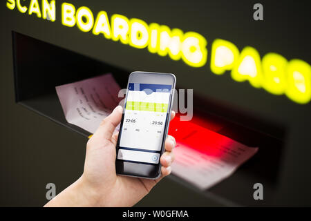 Mobiltelefon mit Scan Bordkarte am Flughafen Stockfoto