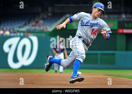 Los Angeles Dodgers Jamey Carroll Umläufe der Dritten, wie er zu Hause aus einer doppelten von Matt Kemp im ersten Inning gegen die Washington Nationals im ersten Inning an den Angehörigen Park in Washington geht am 5. September 2011. UPI/Kevin Dietsch Stockfoto