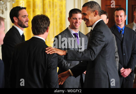Präsident Barack Obama grüßt NASCAR Treiber Jeff Gordon als andere Treiber Jimmie Johnson und Denny Hamlin beobachten Sie während einer Veranstaltung, wo Obama NASCAR Sprint Cup Series Champion Jimmie Johnson geehrt, im Weißen Haus in Washington, D.C. am 7. September 2011. Obama wurde durch Sprint Cup Mitbewerber, darunter Johnson verbunden. UPI/Kevin Dietsch Stockfoto