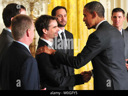 Präsident Barack Obama grüßt NASCAR Treiber Jeff Gordon als andere Treiber Jimmie Johnson und Denny Hamlin beobachten Sie während einer Veranstaltung, wo Obama NASCAR Sprint Cup Series Champion Jimmie Johnson geehrt, im Weißen Haus in Washington, D.C. am 7. September 2011. Obama wurde durch Sprint Cup Mitbewerber, darunter Johnson verbunden. UPI/Kevin Dietsch Stockfoto