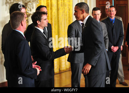 Präsident Barack Obama grüßt NASCAR Treiber Jeff Gordon als anderen Treibern anzusehen, während einer Veranstaltung, wo Obama NASCAR Sprint Cup Series Champion Jimmie Johnson geehrt, im Weißen Haus in Washington, D.C. am 7. September 2011. Obama wurde durch Sprint Cup Mitbewerber, darunter Johnson verbunden. UPI/Kevin Dietsch Stockfoto