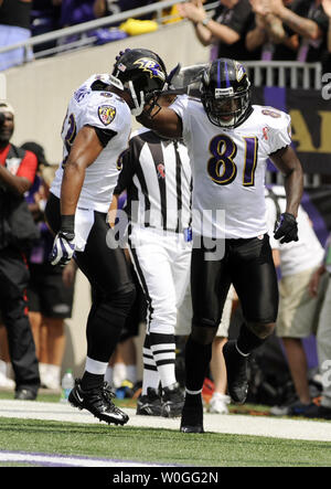 Baltimore Ravens wide receiver Anquan Boldin (R) feiert einen Touchdown auf dem dritten Spiel vom scrimmage gegen die Pittsburgh Steelers bei M&T Bank Stadium in Baltimore, Maryland am 11. September 2011. UPI/Roger L. Wollenberg Stockfoto