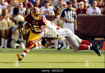 Washington Redskins wide receiver Brandon Banken gibt einen Punt gegen die New York Giants im ersten Quartal bei FedEx Field in Landover, Maryland am 11. September 2011. UPI/Roger L. Wollenberg Stockfoto