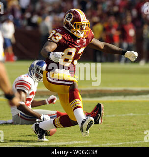 Washington Redskins Tight End Fred Davis feiert einen ersten Abstieg fangen und gegen die New York Giants im ersten Quartal bei FedEx Field in Landover, Maryland am 11. September 2011 laufen. UPI/Roger L. Wollenberg Stockfoto