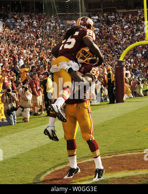 Washington Redskins zurück läuft Tim Hightower feiert einen Touchdown mit tight end Fred Davis (83) gegen die New York Giants im zweiten Quartal bei FedEx Field in Landover, Maryland am 11. September 2011. UPI/Roger L. Wollenberg Stockfoto