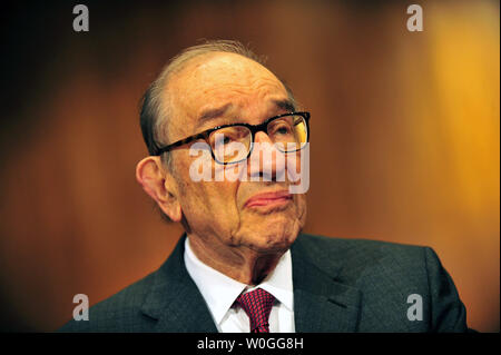 Ehemaligen Federal Reserve Chairman Alan Greenspan bezeugt vor einem Senat Finance Committee Hearing über die Steuerreform und die US-Finanzpolitik Washington am 13. September 2011. UPI/Kevin Dietsch Stockfoto