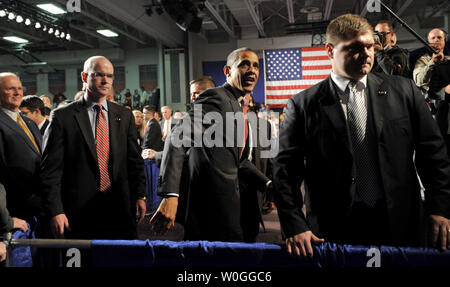 Us-Präsident Barack Obama fährt nach der Unterzeichnung des America Invents Act in Gesetz an der Thomas Jefferson High School für Wissenschaft und Technologie in Alexandria, Virginia, 16. September 2011. UPI/Roger L. Wollenberg Stockfoto