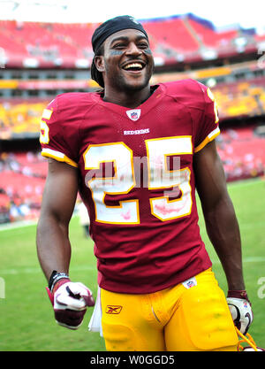 Washington Redskins zurück läuft Tim Hightower Lächeln, als er das Feld verlässt nach der Redskins 22-21 Sieg über die Arizona Cardinals am FedEx Feld in Washington am 18. September 2011. UPI/Kevin Dietsch Stockfoto