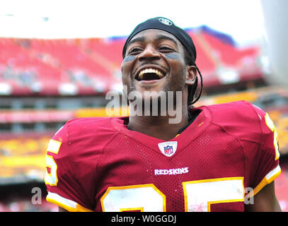 Washington Redskins zurück läuft Tim Hightower Lächeln, als er das Feld verlässt nach der Redskins 22-21 Sieg über die Arizona Cardinals am FedEx Feld in Washington am 18. September 2011. UPI/Kevin Dietsch Stockfoto