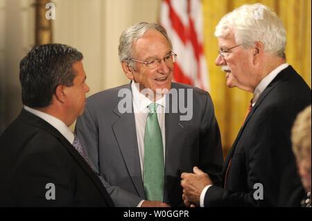 Senator Tom Harkin (D-IA), (C), Chats mit Rep. George Miller (D-CA), (R) und Tom Luna, Idaho schulaufsichtsbehörde vor der Teilnahme an US-Präsident Barack Obamas Bemerkungen über die Reform der kein Kind hinter Ausbildung Programm Links, 23. September 2011 im Weißen Haus, Washington, DC. Obama genannt für die Notwendigkeit der Entlastung der Mitgliedstaaten, sich auf bestimmte Bestimmungen des Programms zur Verfügung zu stellen, ein Erbe der früheren Präsidenten George W. Bushs. UPI/Mike Theiler Stockfoto