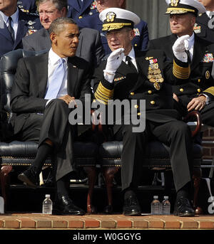 Us-Präsident Barack Obama und der scheidende Vorsitzende des Generalstabs Adm. Michael Mullen Chat während der Vorsitzende des Generalstabs Abschied Überprüfen und Ändern von Verantwortung Zeremonie am Joint Base Myer-Henderson's Hall Summerall Feld in Arlington, Virginia, 30. September 2011. Mullen, Verantwortung zu Armee Gen. Martin E. Dempsey gewechselt ist. UPI/Roger L. Wollenberg Stockfoto