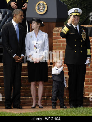 Us-Präsident Barack Obama spricht mit Jane Mullen und Vorsitzende des Generalstabs Adm. Michael Mullen begrüßt als sein Enkel an seiner Seite, während der Vorsitzende des Generalstabs Abschied Überprüfen und Ändern von Verantwortung Zeremonie steht bei Joint Base Myer-Henderson's Hall Summerall Feld in Arlington, Virginia, 30. September 2011. Marine Adm. 17 Mike Mullen, Vorsitzender des Generalstabs, Verantwortung zu Armee Gen. Martin E. Dempsey gewechselt ist. UPI/Roger L. Wollenberg Stockfoto