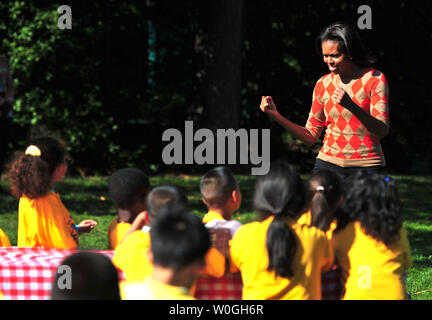 First Lady Michelle Obama begrüßt Studenten im Herbst Garten Ernte im Weißen Haus in Washington am 5. Oktober 2011. UPI/Kevin Dietsch Stockfoto