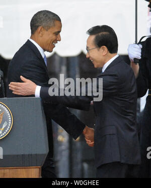 Us-Präsident Barack Obama schüttelt Hände mit südkoreanischen Präsidenten Lee Myung-bak, wie er begrüßt ihn im Regen an das Weiße Haus auf der South Lawn in Washington, DC am 13. Oktober 2011. Der Staatsbesuch kommt nur einen Tag nach dem Kongress ein Freihandelsabkommen mit Südkorea verabschiedet. UPI/Pat Benic Stockfoto