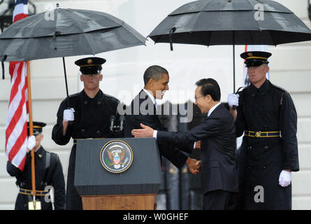 Us-Präsident Barack Obama schüttelt Hände mit südkoreanischen Präsidenten Lee Myung-bak, wie er begrüßt ihn im Regen an das Weiße Haus auf der South Lawn in Washington, DC am 13. Oktober 2011. Der Staatsbesuch kommt nur einen Tag nach dem Kongress ein Freihandelsabkommen mit Südkorea verabschiedet. UPI/Pat Benic Stockfoto