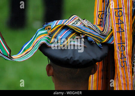 Flagge Bändern schmücken die Kappe einer ehrengarde während der offiziellen Begruessung im Regen für Südkoreanische Präsident Lee Myung-bak von US-Präsident Barack Obama auf den Rasen des Weißen Hauses in Washington, DC am 13. Oktober 2011. Der Staatsbesuch kommt nur einen Tag nach dem Kongress ein Freihandelsabkommen mit Südkorea verabschiedet. UPI/Pat Benic Stockfoto