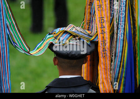 Flagge Bändern schmücken die Kappe einer ehrengarde während der offiziellen Begruessung im Regen für Südkoreanische Präsident Lee Myung-bak von US-Präsident Barack Obama auf den Rasen des Weißen Hauses in Washington, DC am 13. Oktober 2011. Der Staatsbesuch kommt nur einen Tag nach dem Kongress ein Freihandelsabkommen mit Südkorea verabschiedet. UPI/Pat Benic Stockfoto