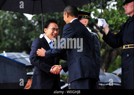 Us-Präsident Barack Obama begrüßt südkoreanischen Präsidenten Lee Myung-bak während der Begrüßungszeremonie auf dem Rasen des Weißen Hauses in Washington, D.C., am 13. Oktober 2011. UPI/Kevin Dietsch Stockfoto